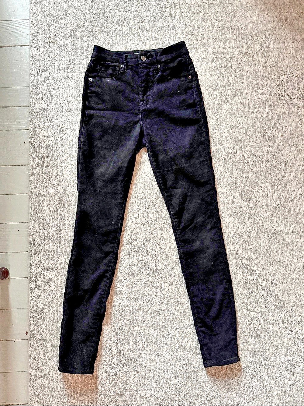 Good American Good Legs Velvet Skinny Jeans in Black
